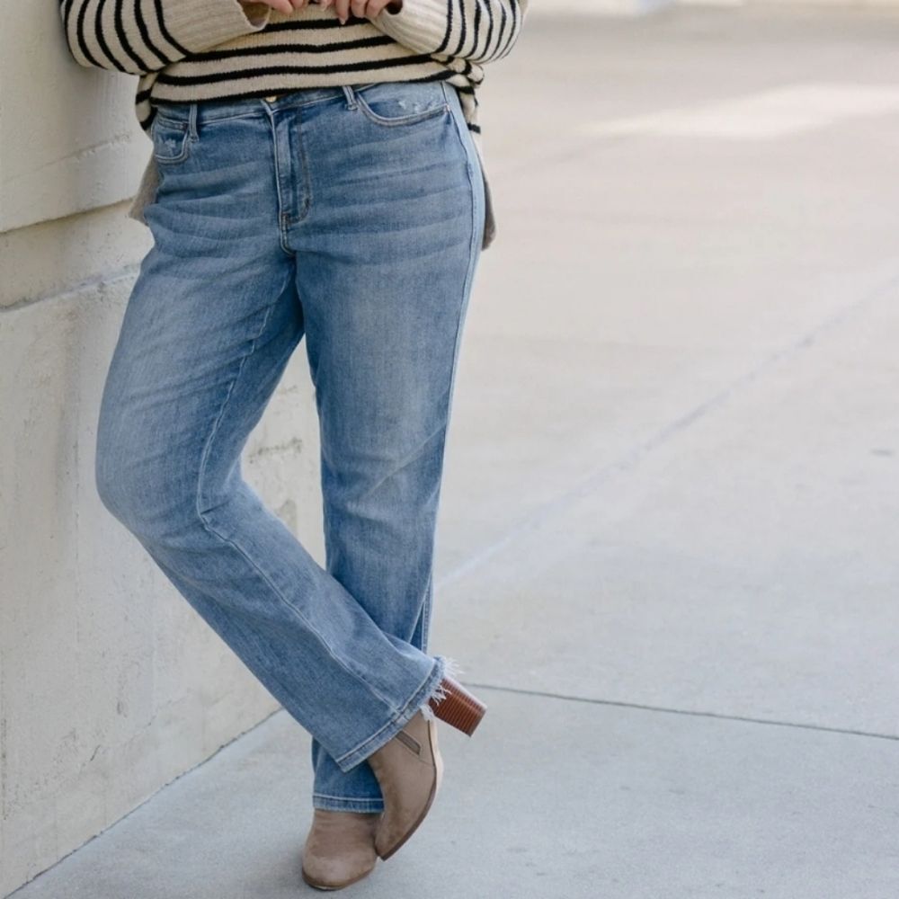 NWT Judy Blue Light Wash Nia Mid-Rise Dad Jeans